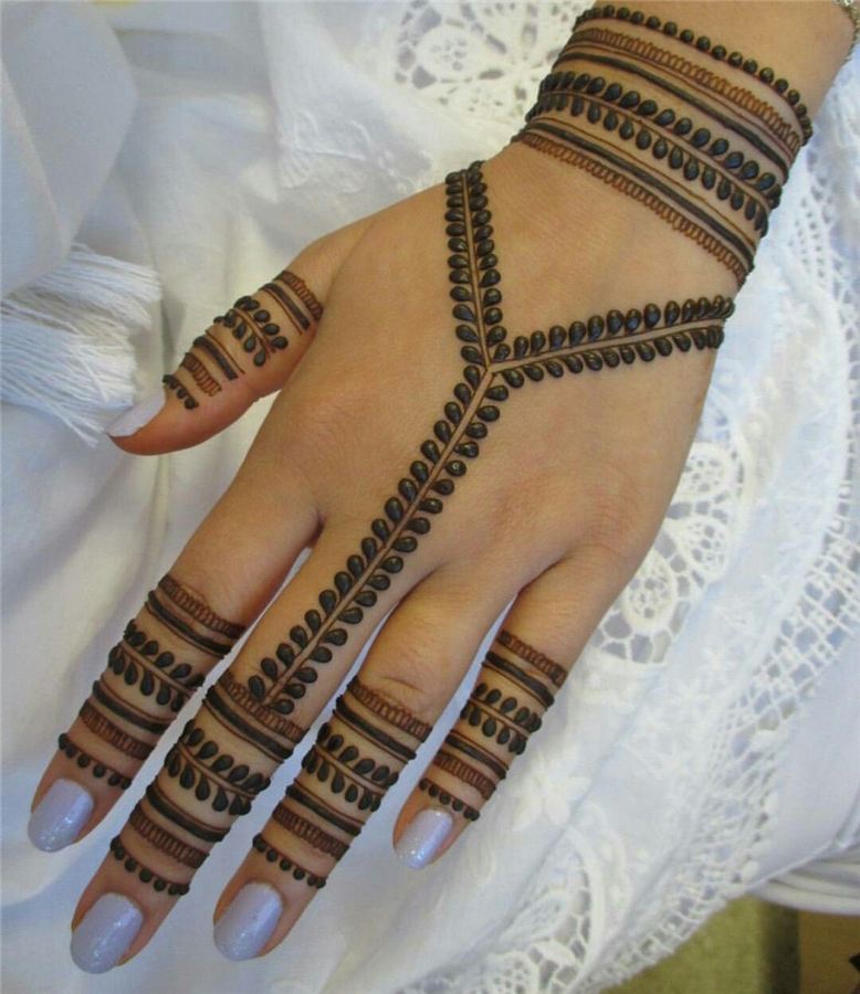 Leafy wrist bands and a Y-shaped vine to the fingers