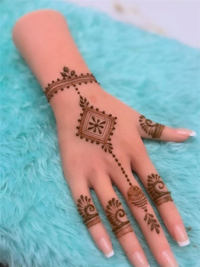 Diamond motif on the back of the hand with finger tips